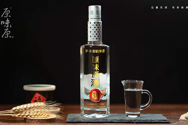 瀘州老酒與瀘州老窖一脈相傳，傾情打造“原味原酒”品質品牌